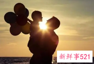 梦见去世的父亲躺在身边