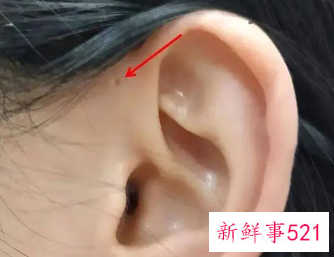 耳朵里抠着抠着湿漉漉的