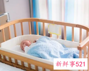 新生儿要跟妈妈睡一个床吗