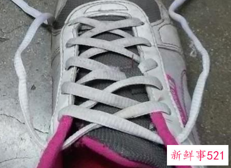 系鞋带的简单方法步骤