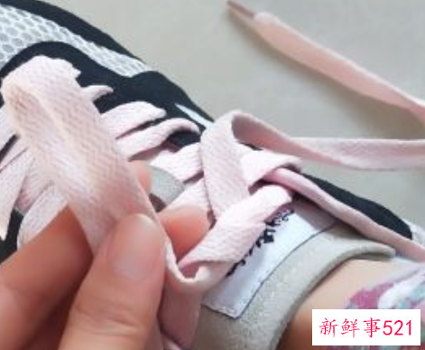 系鞋带的简单方法步骤