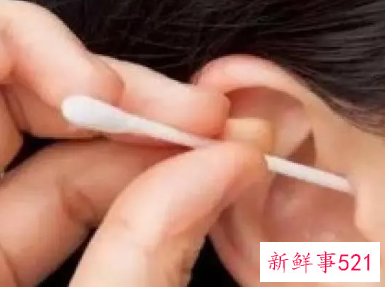 耳朵里抠着抠着湿漉漉的