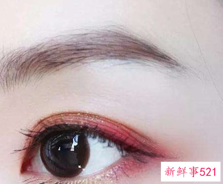 桃花眼迷人的特征