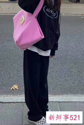 女生黑色卫衣搭配