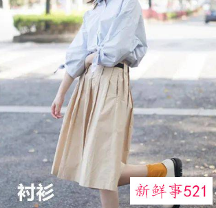 米色半身长裙配什么上衣