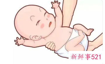 新生婴儿睡觉一惊一乍怎么回事