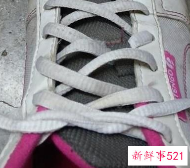 系鞋带的简单方法步骤