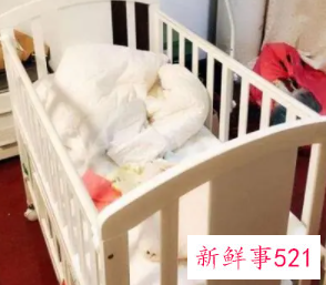 新生儿要跟妈妈睡一个床吗