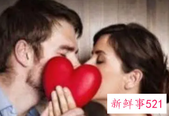 男生接吻伸舌头手乱动是不是渣男