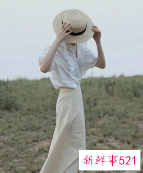 米色半身长裙配什么上衣