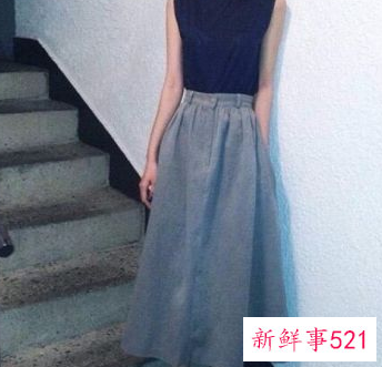 米色半身长裙配什么上衣