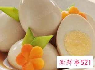 梦见煮熟剥了皮的鸡蛋给别人