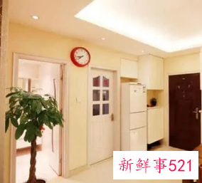 钟不正对门但是进门能见到