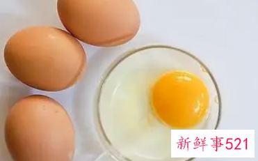 梦见煮熟剥了皮的鸡蛋给别人