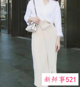 米色半身长裙配什么上衣