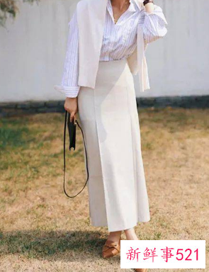 米色半身长裙配什么上衣