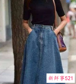 米色半身长裙配什么上衣