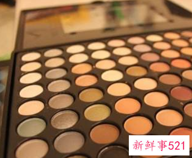 肿眼睛适合什么眼影