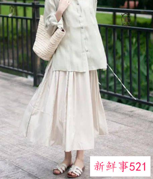米色半身长裙配什么上衣