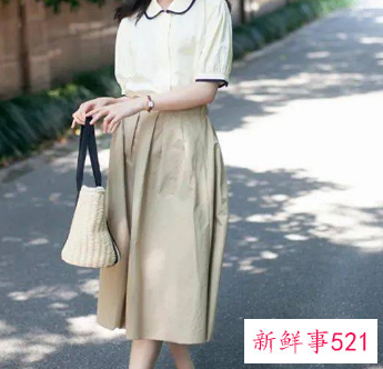 米色半身长裙配什么上衣