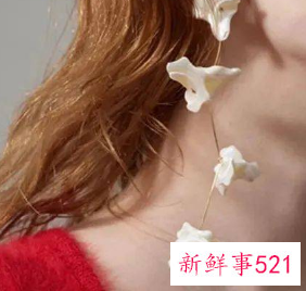 米色半身长裙配什么上衣