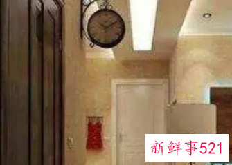 钟不正对门但是进门能见到