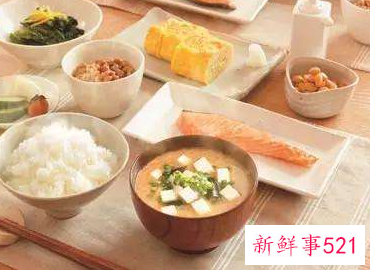 每天睡到下午起床只吃一顿饭