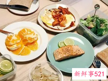 每天睡到下午起床只吃一顿饭