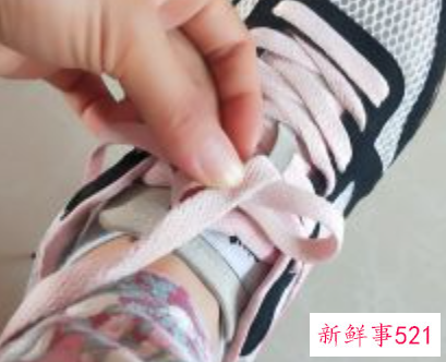 系鞋带的简单方法步骤