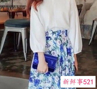 米色半身长裙配什么上衣