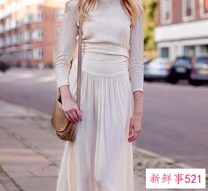 米色半身长裙配什么上衣