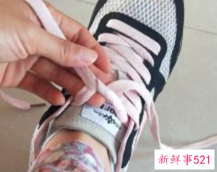 系鞋带的简单方法步骤