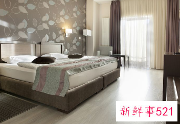 床头灯一般装在什么位置合适