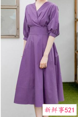 紫色连衣裙搭配什么颜色的围巾好看