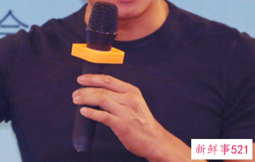 腹肌显露身材好