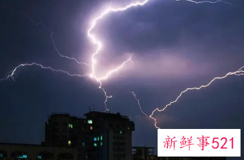 梦见自己躲避闪电雷劈