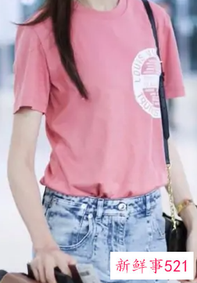 暗粉色衣服配什么裤子