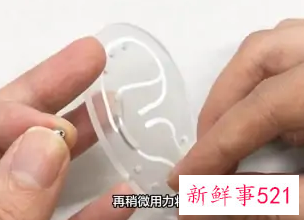 耳钉后面有两个塞子应该带哪一个