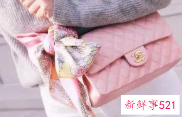 包包的丝巾怎么绑单边