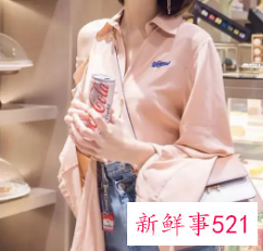 暗粉色衣服配什么裤子
