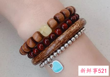 黄金手镯叠戴图片搭配