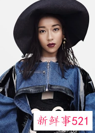 吉克隽逸穿吊带裙晒自拍，化身另类性感女神