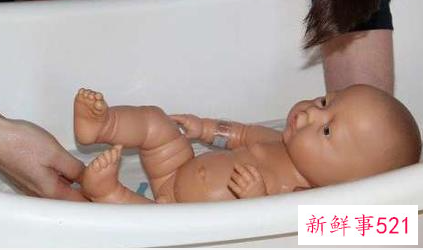 给新生婴儿洗澡的正确姿势