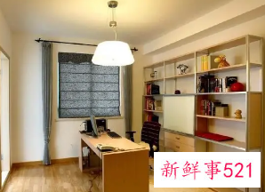 书房的灯装在什么位置好一点