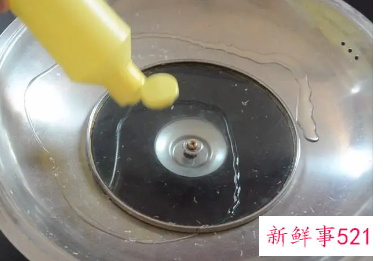 洗洁精除去油污原理