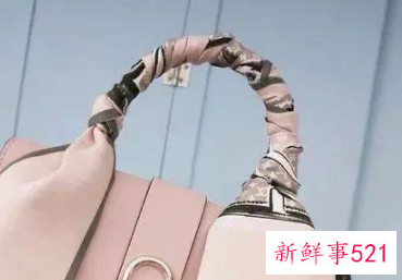 包包的丝巾怎么绑单边