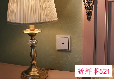 床头灯一般装在什么位置合适