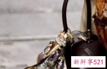 包包的丝巾怎么绑单边