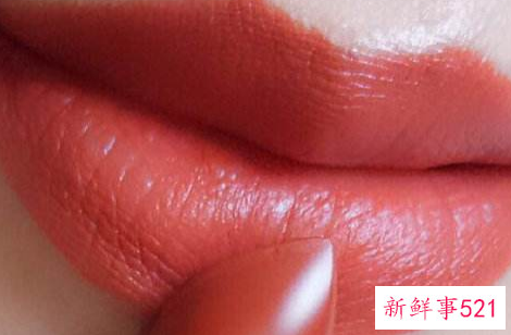 哪种颜色的口红颜色淡