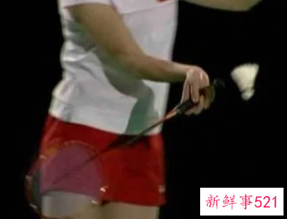 羽毛球发球姿势有哪些